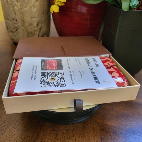 Louis Vuitton Patent Sweet Monogram Sarah Wallet Pomme D'Amour (COA) - Picture 5 of 16